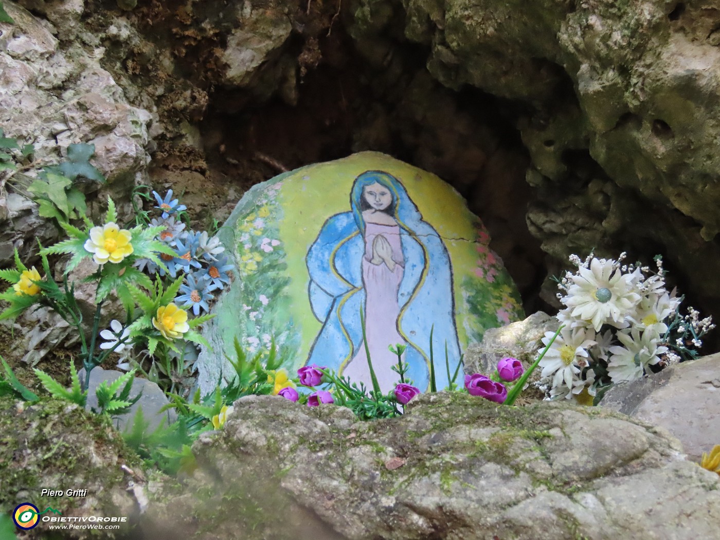 25 Madonnina nella piccola grotta .JPG